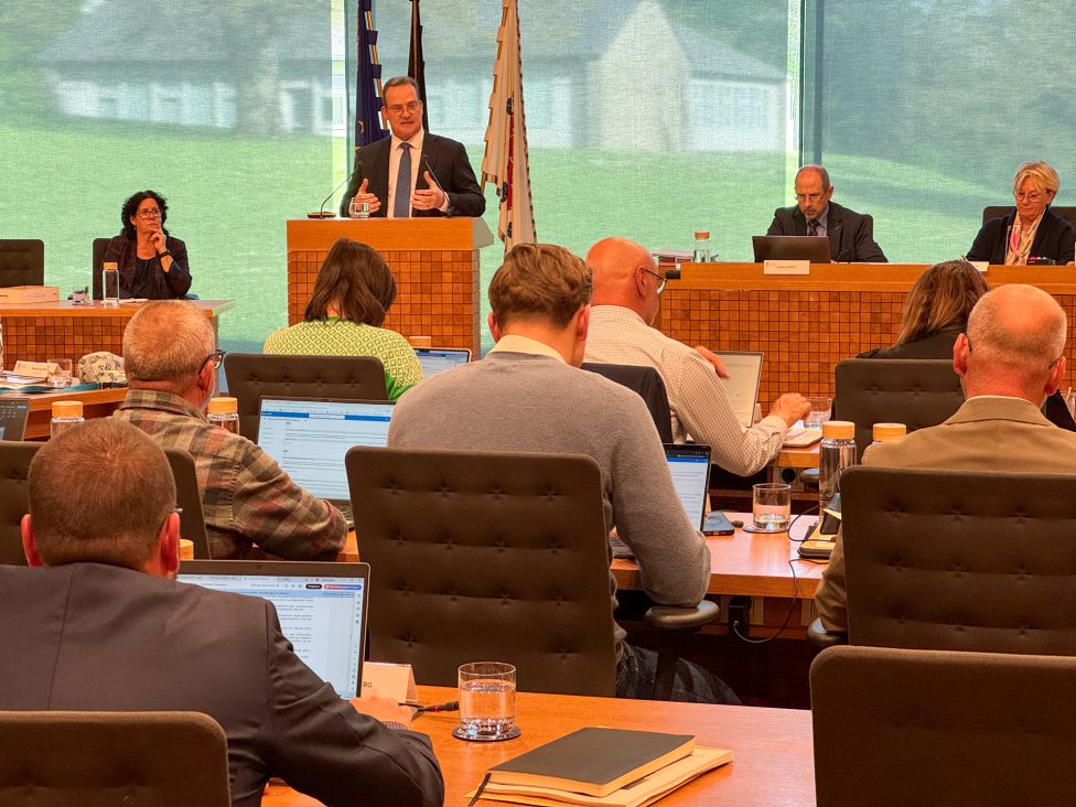 DG-Ministerpräsident Oliver Paasch bei der Vorstellung der Haushaltsanpassung im PDG am 27. April 2026