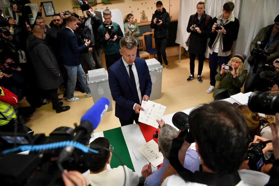 Peter Magyar erhält seine Wahlzettel im Wahlbüro