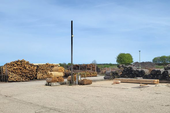 Holz auf dem Betriebsgelände des Unternehmens Peter Müller in Amel-Möderscheid