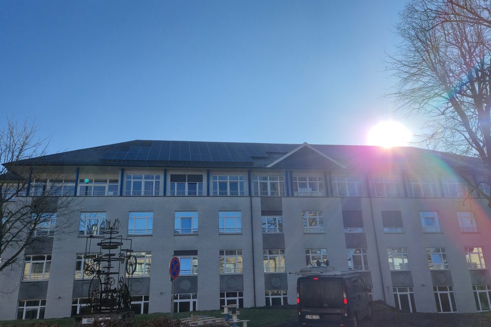 Photovoltaikanlagen auf dem Dach der Klinik St. Josef