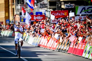 Pogacar bei der Zieleinfahrt bei Lüttich-Bastogne-Lüttich