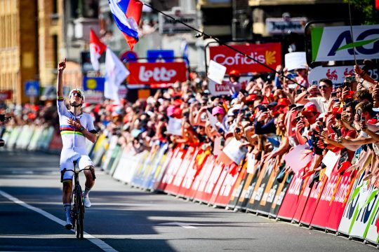 Pogacar bei der Zieleinfahrt bei Lüttich-Bastogne-Lüttich