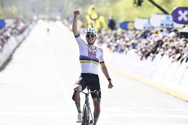 Tadej Pogacar überquert jubelnd die Ziellinie in Oudenaarde