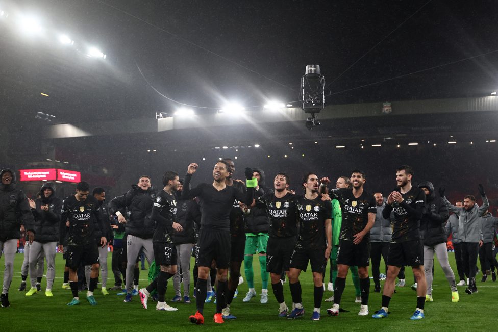 Die Spieler von PSG feiern im Stadion nach dem Einzug ins Halbfinale der Champions League