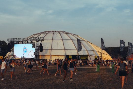 Das Marquee-Zelt bei der Ausgabe 2025 des Pukkelpop-Festivals mit Festival-Besuchern