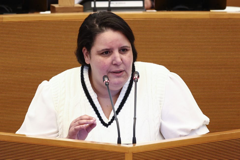 Rachida Ait Alouha im wallonischen Parlament