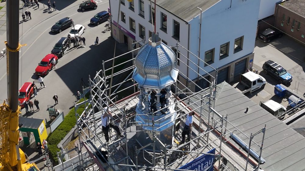 Die Turmspitze wird auf dem Rathaus von Malmedy angebracht