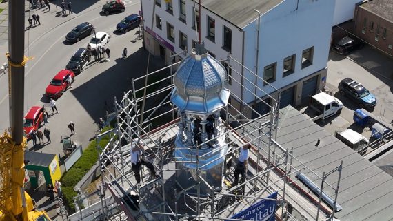 Die Turmspitze wird auf dem Rathaus von Malmedy angebracht