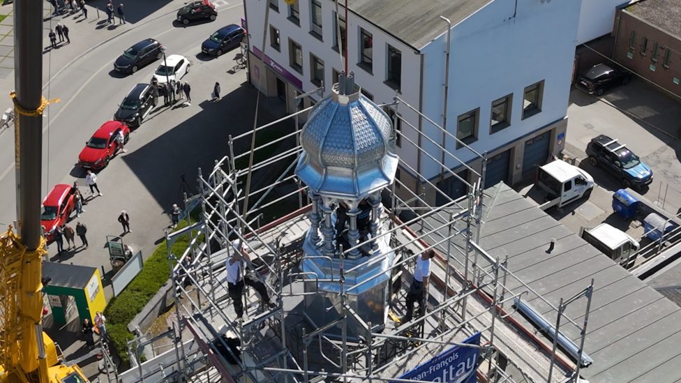 Die Turmspitze wird auf dem Rathaus von Malmedy angebracht