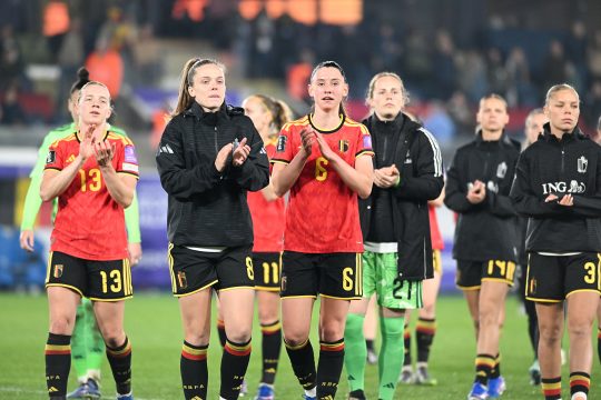 Spielerinnen der Red Flames klatschen in die Hände und grüßen die Fans im Stadion