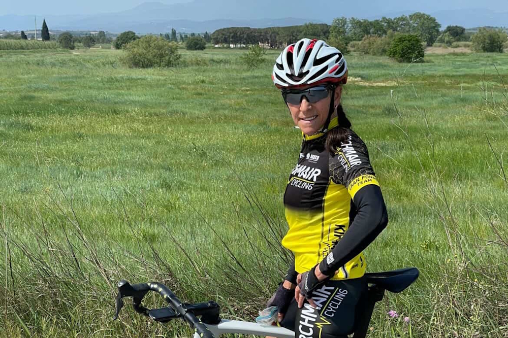 Rita Zinnen posiert auf dem Fahrrad