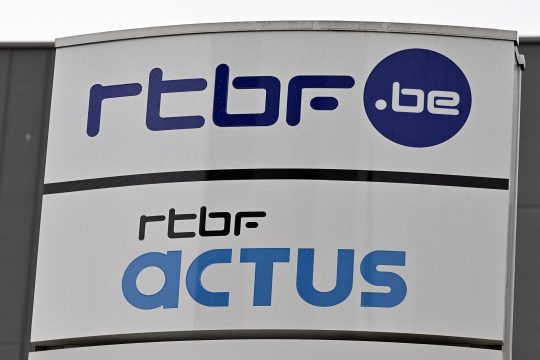 Schild am Hauptsitz der RTBF mit der Aufschrift rtbf.be bzw. rtbf actus