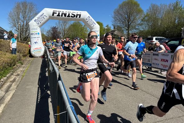 "Rund um den See" in Bütgenbach: Teilnehmer beim Start des Hauptlaufs