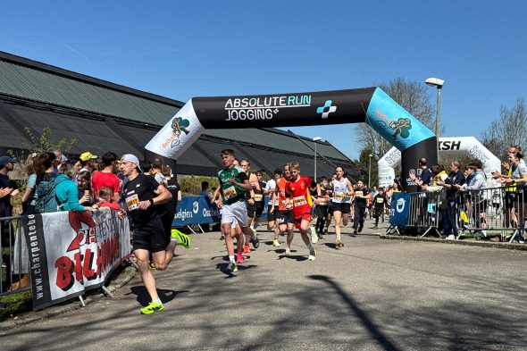 "Rund um den See" in Bütgenbach: Teilnehmer beim Start des Volkslaufs