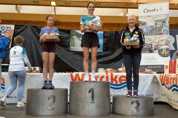 Marie Wiesemes auf dem Podium mit Penelope Muijrers und Tanja Pesch