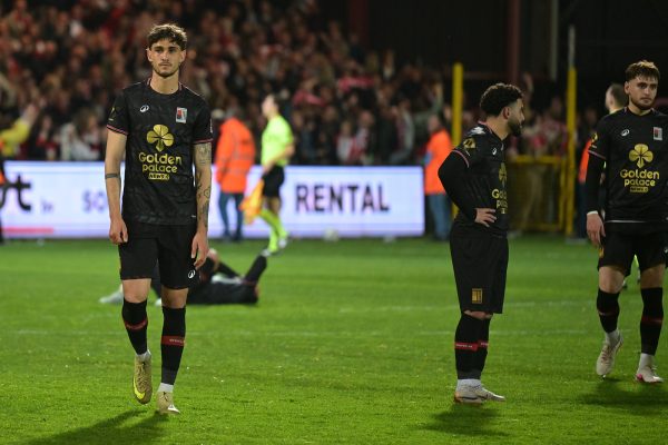Enttäuschte RWDM-Spieler nach der Niederlage gegen KV Kortrijk am 17. April