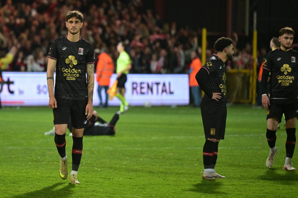 Enttäuschte RWDM-Spieler nach der Niederlage gegen KV Kortrijk am 17. April