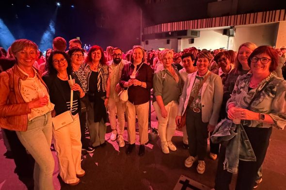 Gruppe von Ehemaligen im Triangel