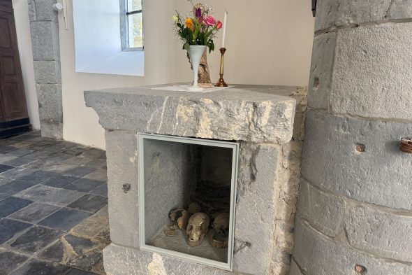 Alte Schädel in der Kirche Saint-Georges