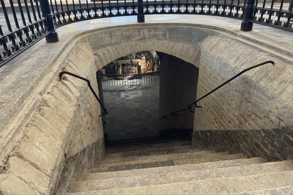 Treppe zum Untergeschoss in der Kirche Saint-Georges