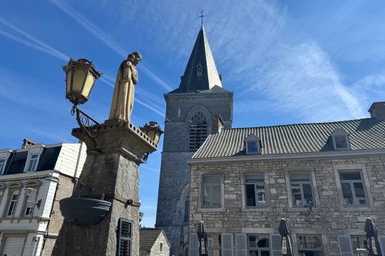 Außenansicht der Kirche Saint-Georges mit Mutter-Gottes-Statue auf dem Platz in Limbourg