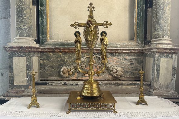 Alte Kirchenutensilien in der Kirche Saint-Georges