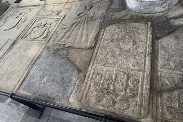 Grabsteine in der Kirche Saint-Georges