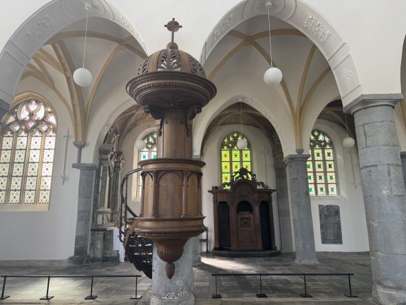 Kanzel und Beichtstuhl in der Kirche Saint-Georges