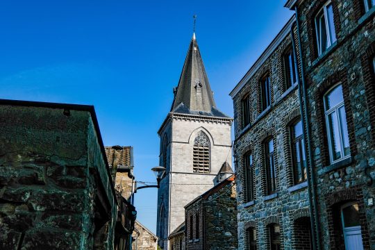 Der Turm der Saint-Georges-Kirche zwischen den Häusern in Limbourg