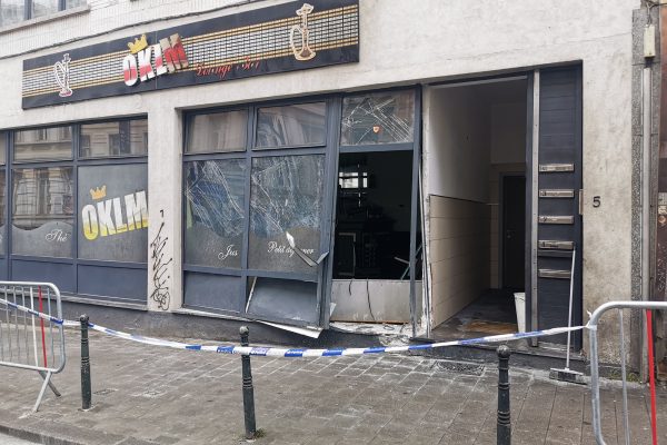 Zerstörte Fensterfront einer Shisha-Bar