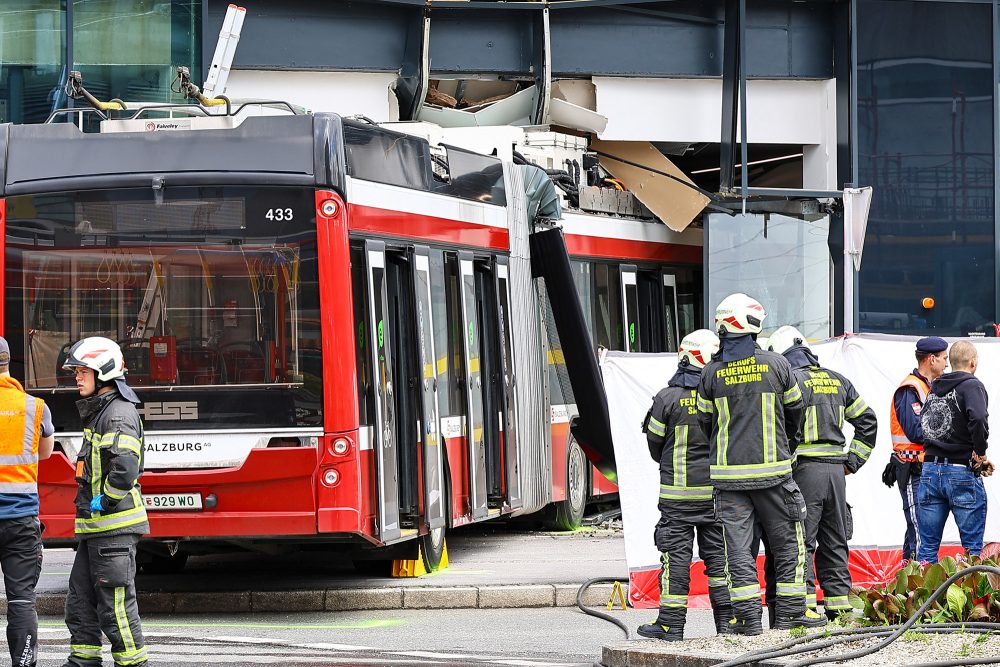 Bus kracht in Supermarkt in Salzburg