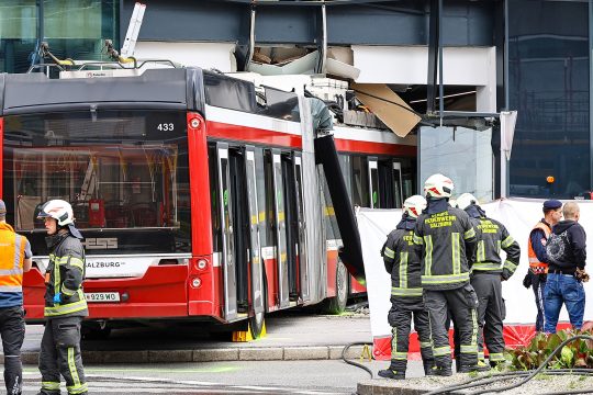 Bus kracht in Supermarkt in Salzburg