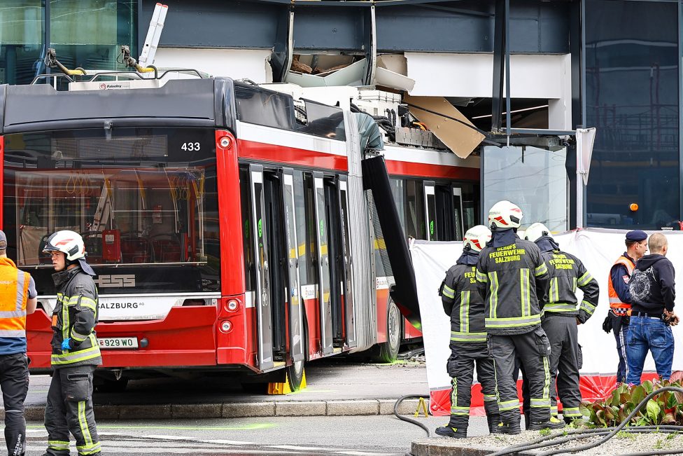 Bus kracht in Supermarkt in Salzburg