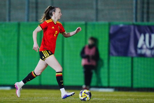 Torschützin Sari Kees in Ballbesitz