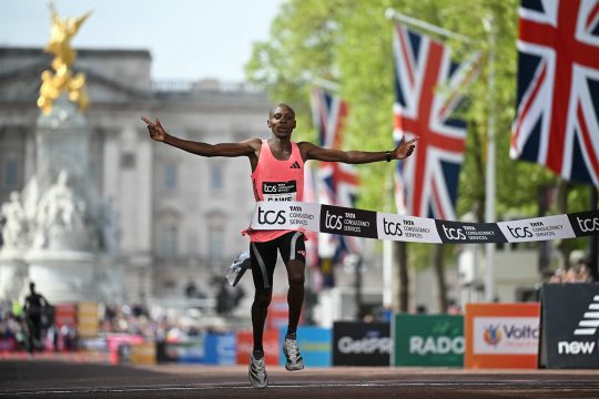 Sabastian Sawe beim Zieleinlauf in London