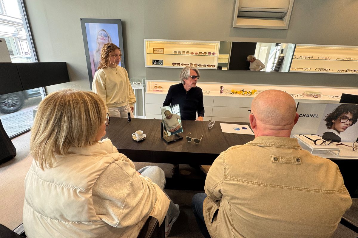 Thea Cormann nimmt an einem Beratungsgespräch teil