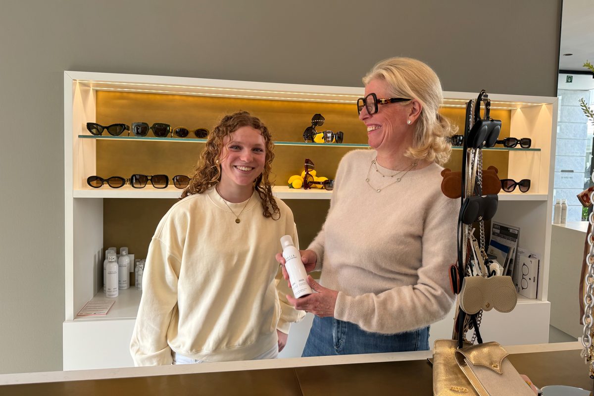 Thea Cormann und Caroline Pankert stehen hinter einem Verkaufstresen und posieren für ein Foto