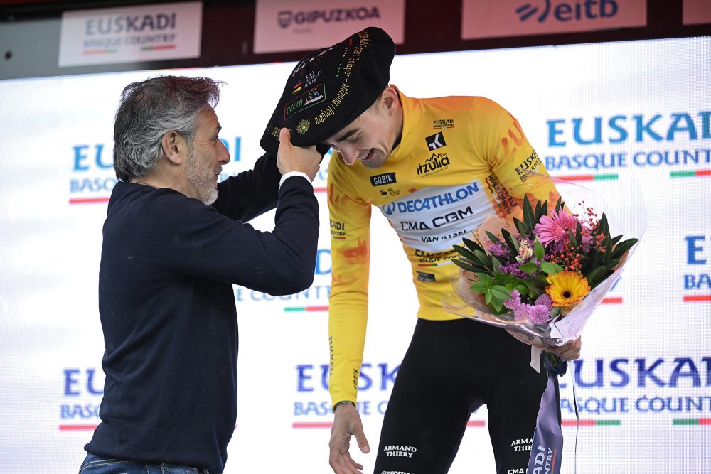 Für den Sieg erhält Paul Seixas auch eine Baskenmütze