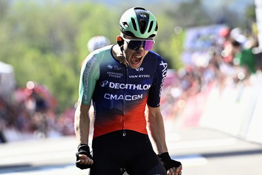 Paul Seixas jubelt im Ziel der Flèche Wallonne