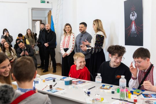 Der ukrainische Präsident Selenskyj und seine Ehefrau Olena besuchen eine Oster-Feier für Kinder von gefallenen Soldaten