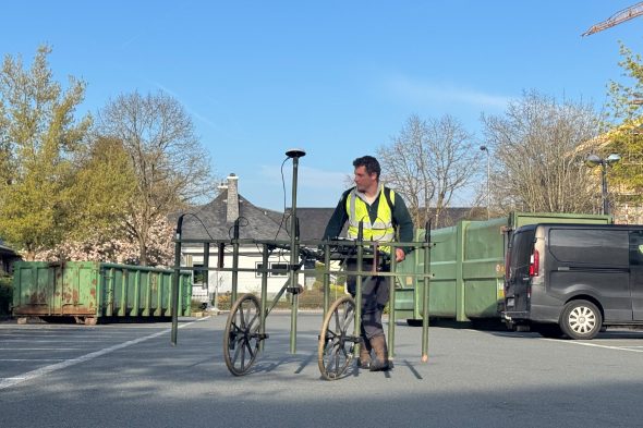 Konstantin Ostrovskii führt mit einem Magnetometer Messungen auf dem Parkplatz der Klinik St. Josef durch