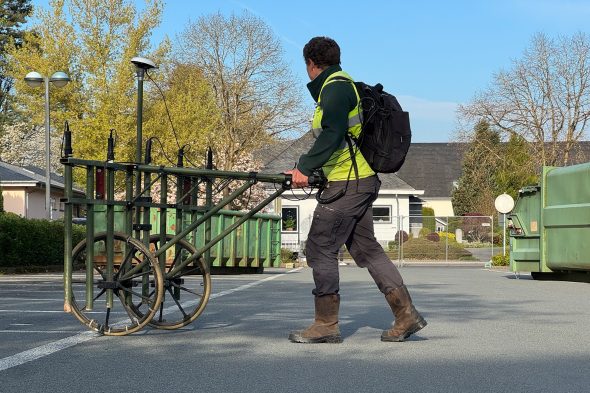 Konstantin Ostrovskii führt mit einem Magnetometer Messungen auf dem Parkplatz der Klinik St. Josef durch