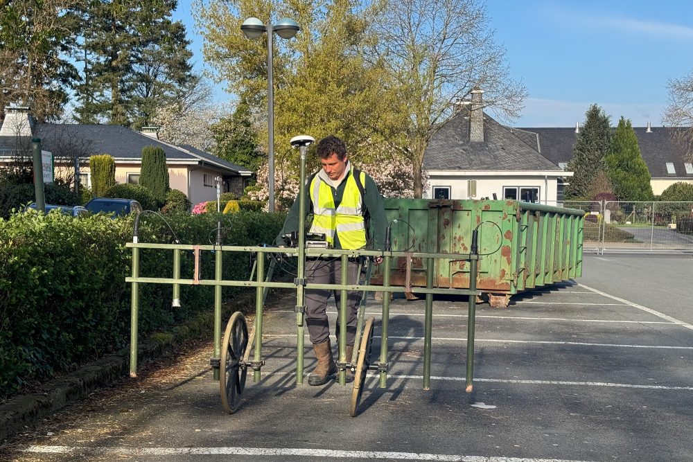 Konstantin Ostrovskii führt mit einem Magnetometer Messungen auf dem Parkplatz der Klinik St. Josef durch
