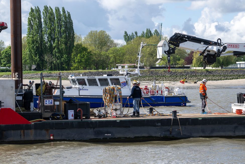 Arbeiten zur Bergung des gesunkenen Frachtschiffs "Sola Gratia"
