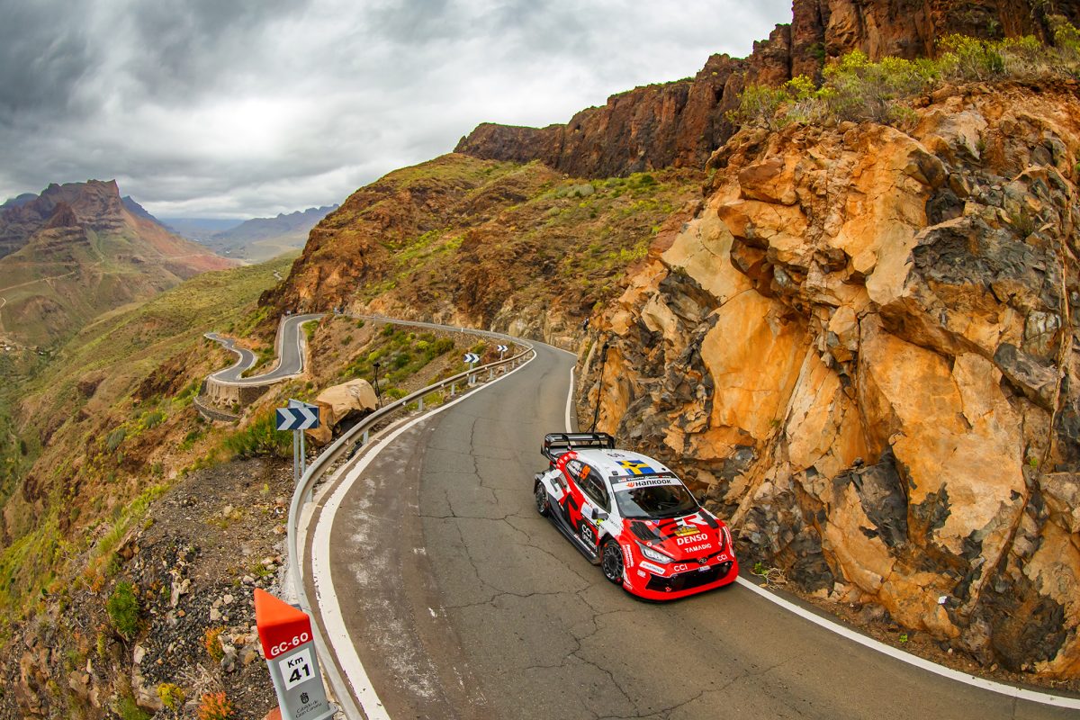 Oliver Solberg/Elliott Edmondson bei der Rallye Kanarische Inseln im Toyota auf einer Straße in den Bergen