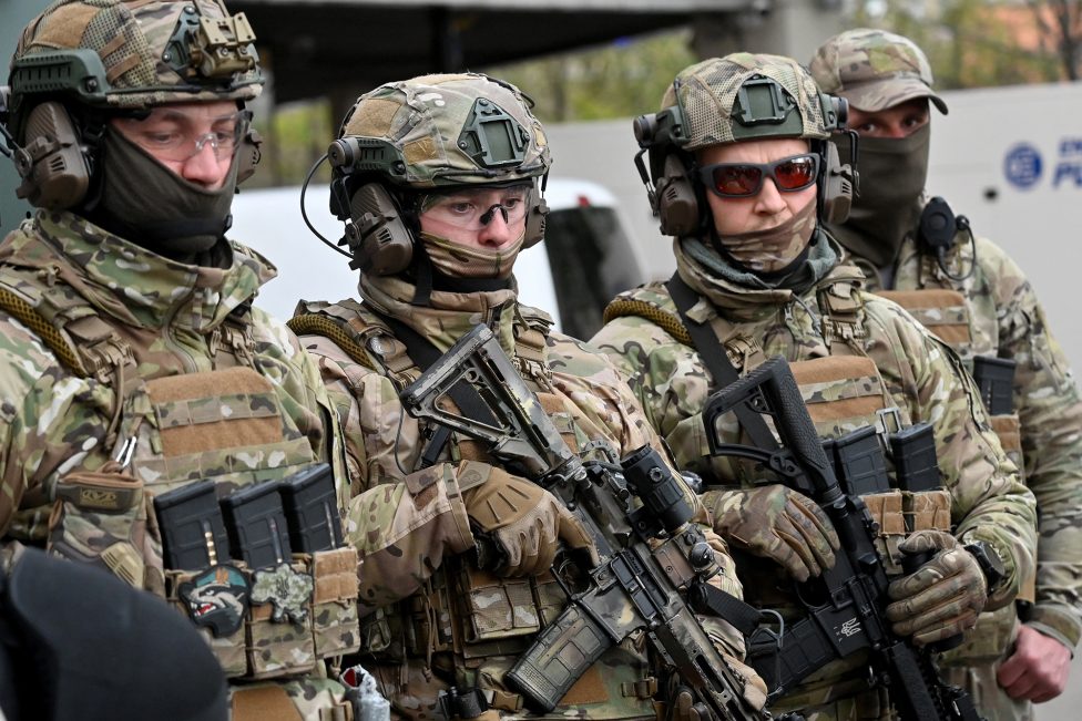 Ukrainische Einsatzkräfte mit Waffen in Kiew