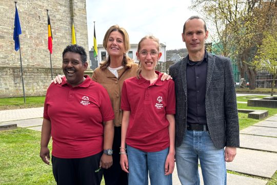 Die nationale Präsidentin der Special Olympics, Christine De Keersmaeker, und Dominique Dehaene (Direktor von Special Olympics Belgium) mit den Teilnehmern Ajoy Reuter und Nora Collette