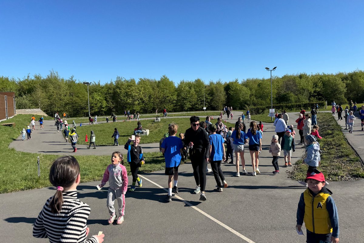 Ein Überblick über die Piste, auf der viele Kinder ihre Runden drehen