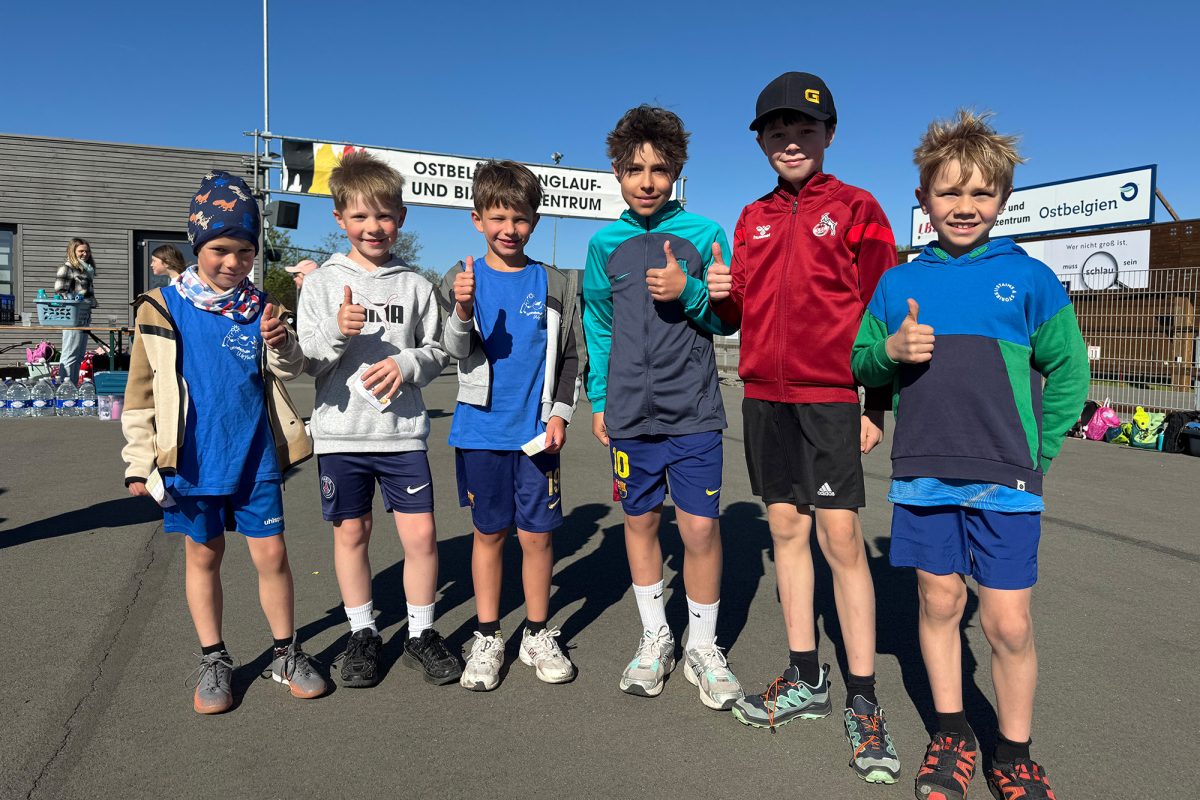 Sechs teilnehmende Kinder zeigen "Daumen hoch"