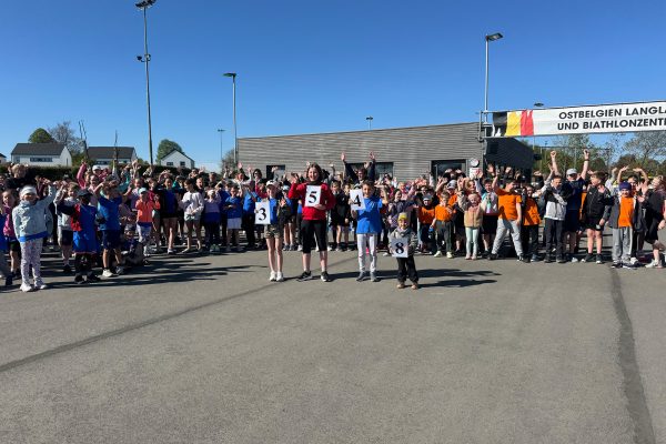 Kinder halten Schilder hoch, die das Endergebnis von 3.548 Euro anzeigen